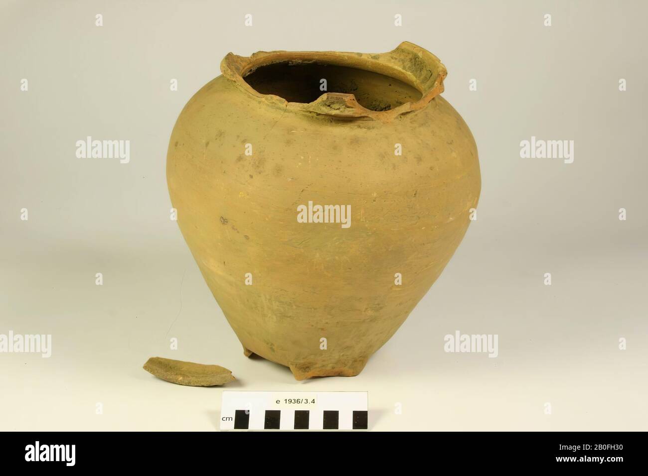 Contenitore di stoccaggio con 3 alette. Parte del collo manca, 1 bardo sciolto dal collo, 2 grandi crepe dal collo giù, crepe sono sciolti, residui di argilla nel vaso, vasetto di stoccaggio, terracotta, giradischi, h: 24 cm, diam: 23,4 cm, lmeb, Paesi Bassi, Gelderland, West Maas e Waal, Appeltern, Maasbommel Foto Stock