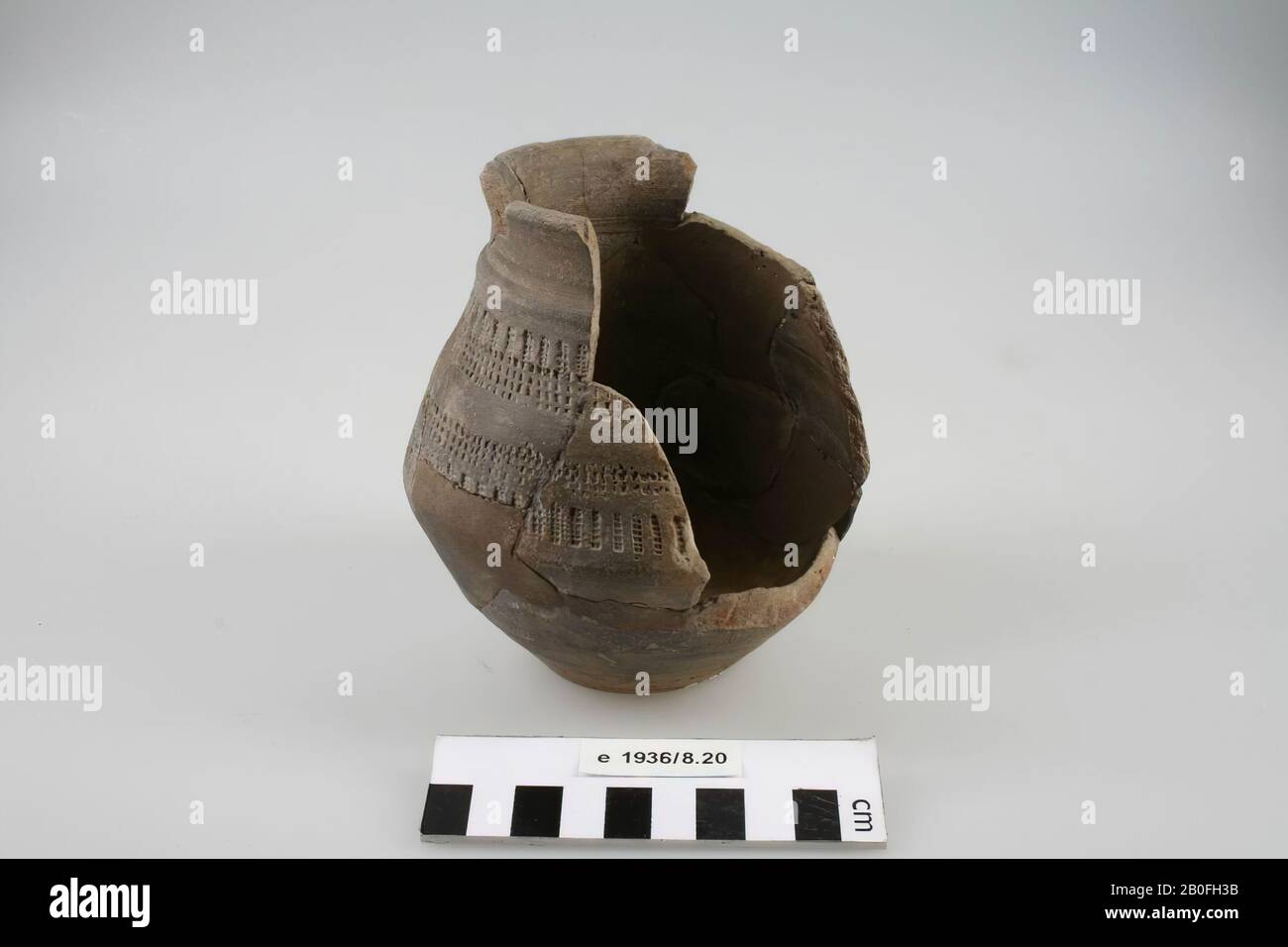 Magro snello, di cui manca un pezzo del ventre e del bordo, vecchi incollaggi e aggiunte., vaso di annuimento, terracotta (Frankish), h: 12.5 cm, diam: 12 cm, vmeb 600-700, Olanda, Gelderland, Oost Gelre, Lievelde, tomba 15 Foto Stock