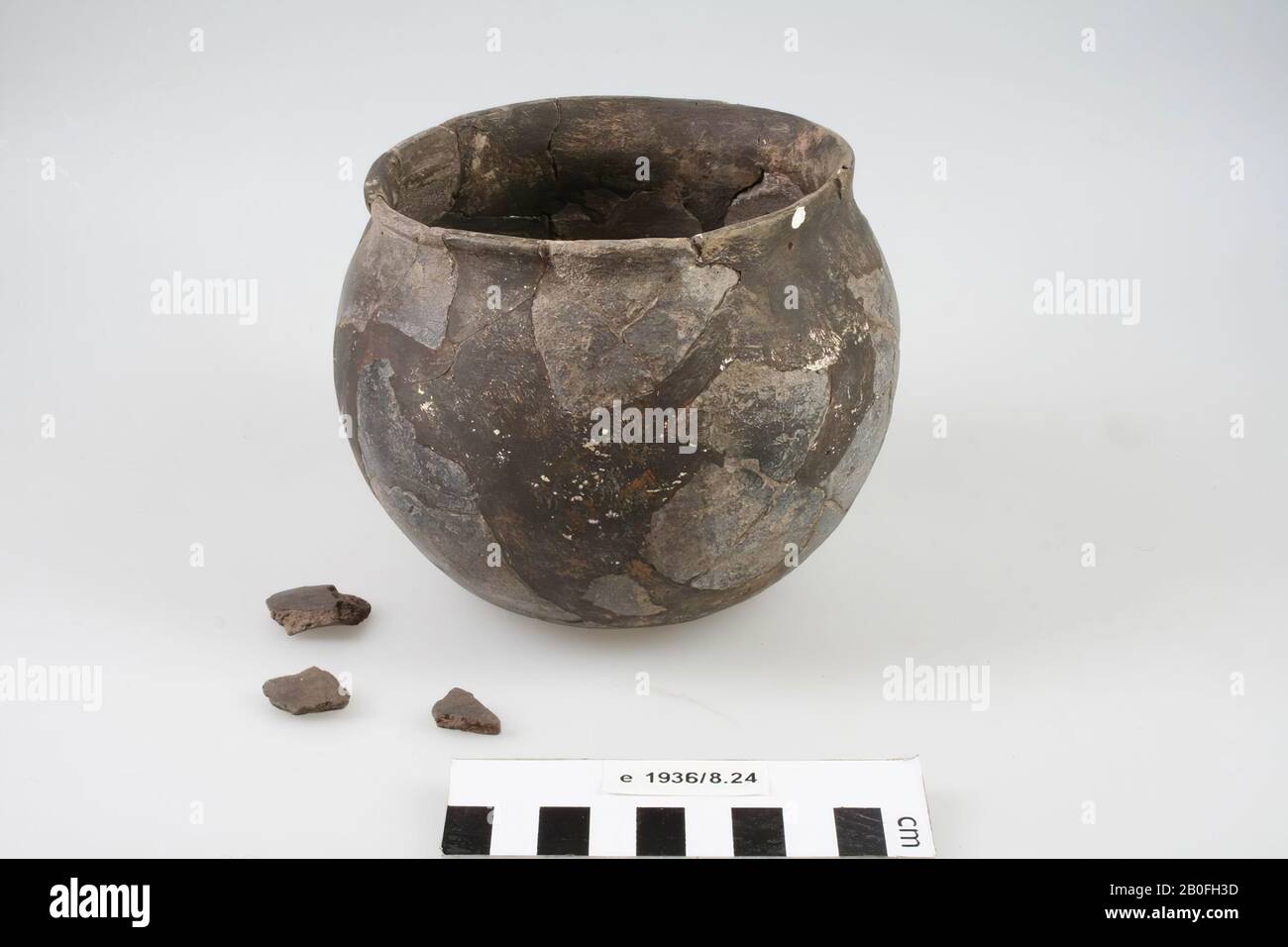 Vasino rinforzato. Vecchi legami e aggiunte, 3 frammenti sciolti, ceramica, ceramica (Hessens-Schortens), h: 11 cm, diam: 14,5 cm, vmeb 600-700, i Paesi Bassi, Gelderland, Oost Gelre, Lievelde, grave 18 Foto Stock