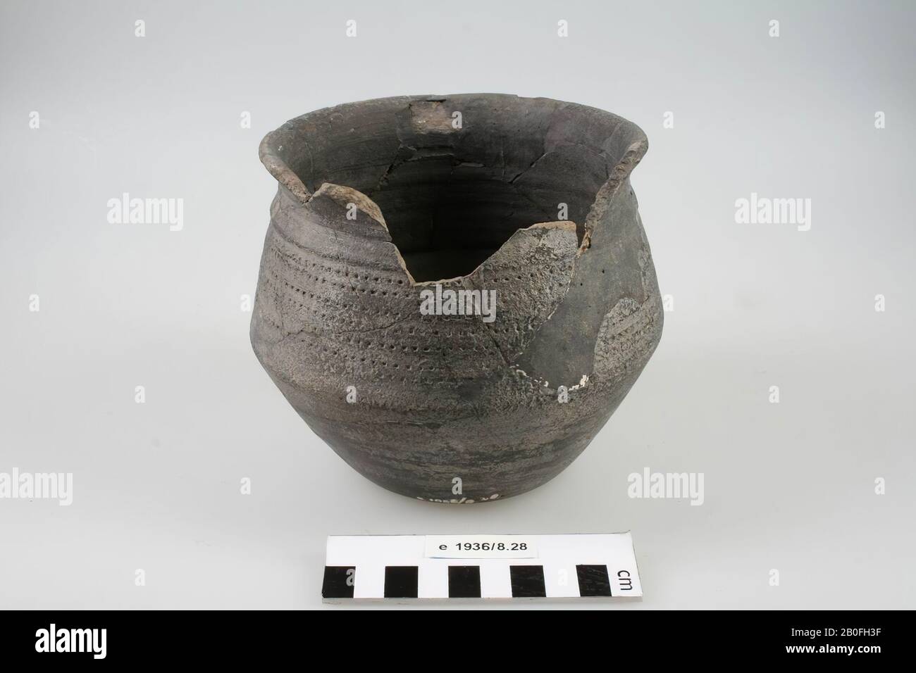 Knikpot con decorazione di tavola. Pezzo del bordo mancante, vecchio incollaggio e aggiunte., Kink, ceramica (Frankish), h: 12.5 cm, diam: 15.3 cm, vmeb 600-700, Olanda, Gelderland, Oost Gelre, Lievelde Foto Stock