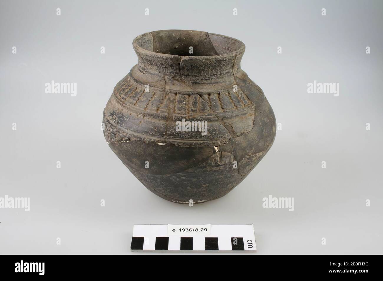 Piegatura conica, decorata con scanalature verticali e rilievi orizzontali. Vecchi incollaggi e aggiunte., tegame, terracotta (Frankish), h: 14.5 cm, diam: 16.5 cm, vmeb 600-700, Paesi Bassi, Gelderland, Oost Gelre, Lievelde Foto Stock