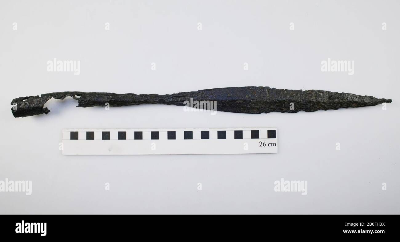 Paesi Bassi Medioevo, lancia o punta di diamante, legno nel fusto, rinforzo, metallo, ferro, organico, legno, 46,5 x 3,5 cm, vmeb 600-700, Paesi Bassi, Gelderland, Neder-Betuwe, Echteld Foto Stock