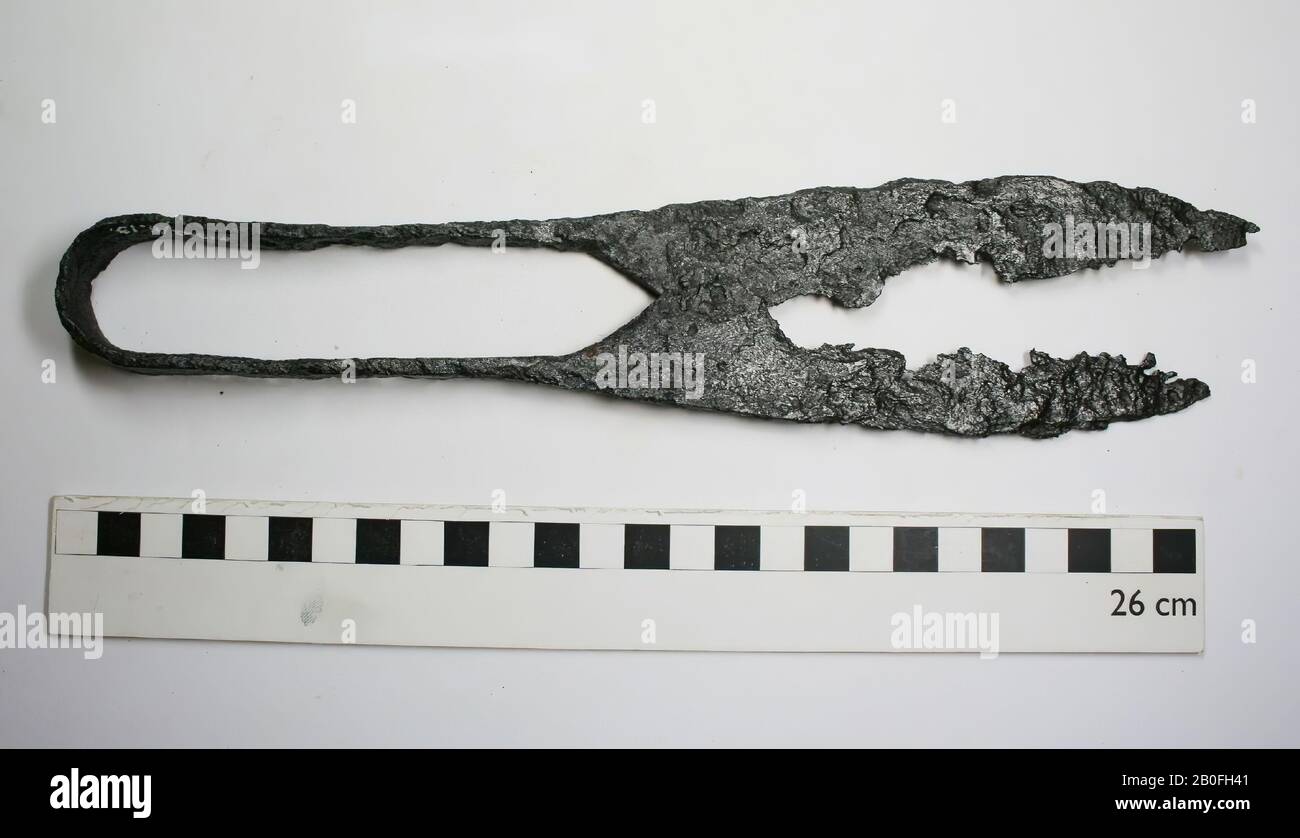 Trovato nello scheletro dell'uomo e del cavallo insieme all'oggetto .14, forbici, metallo, ferro, lunghezza: 27 cm, vmeb 600-700, Olanda, Gelderland, Neder-Betuwe, Echteld Foto Stock