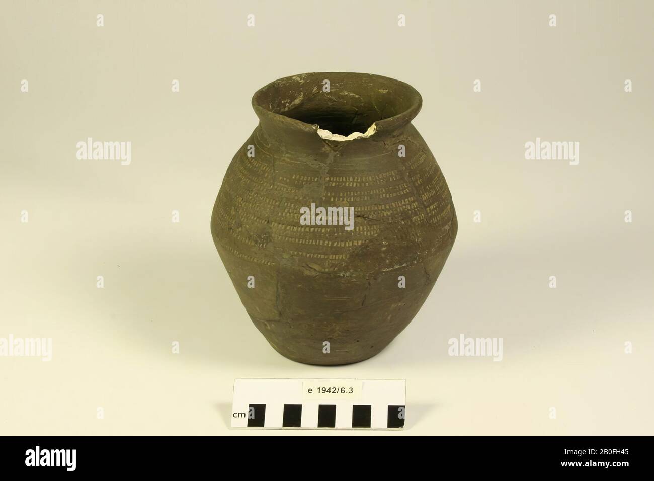 Knikpot. Shard da bordo, vecchi incollaggi e aggiunte., calci Di Piega, terracotta (Frankish), h: 16,5 cm, diam: 16 cm, vmeb, Olanda, Gelderland, Neder-Betuwe, Echteld Foto Stock