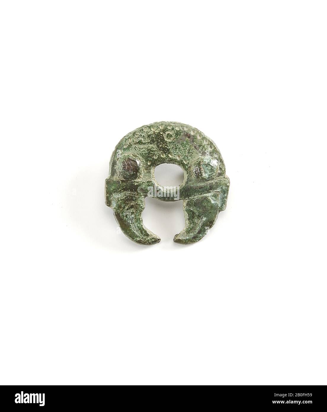 Linguetta lunga in bronzo con due punti metallici e due file di piccoli cerchi, 8,3 cm, base b 1,9 cm. 3 piastre rettangolari ciascuna con due teste di uccello e quattro graffette di bronzo, l 3 cm, b 1,85 cm, frammenti di, attacco, metallo, bronzo, 2,4 grammi, vmeb 610-680 ad, Olanda, Gelderland, Geldermalsen, Geldermalsen, campo di sepoltura Foto Stock