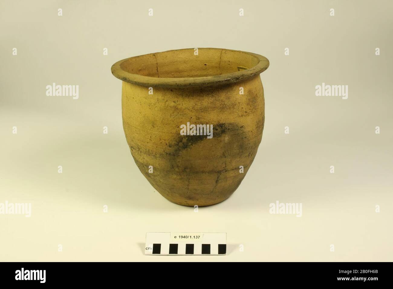 Frankish urna con un bordo piatto di terracotta giallo-marrone. Vecchio incollaggio. Contiene residui cremati., pentola, pentola di cottura, terracotta (Frankish), h: 19,8 cm, diam: 22 cm, vmeb 600-700 ad, i Paesi Bassi, Gelderland, Putten, Putten Foto Stock