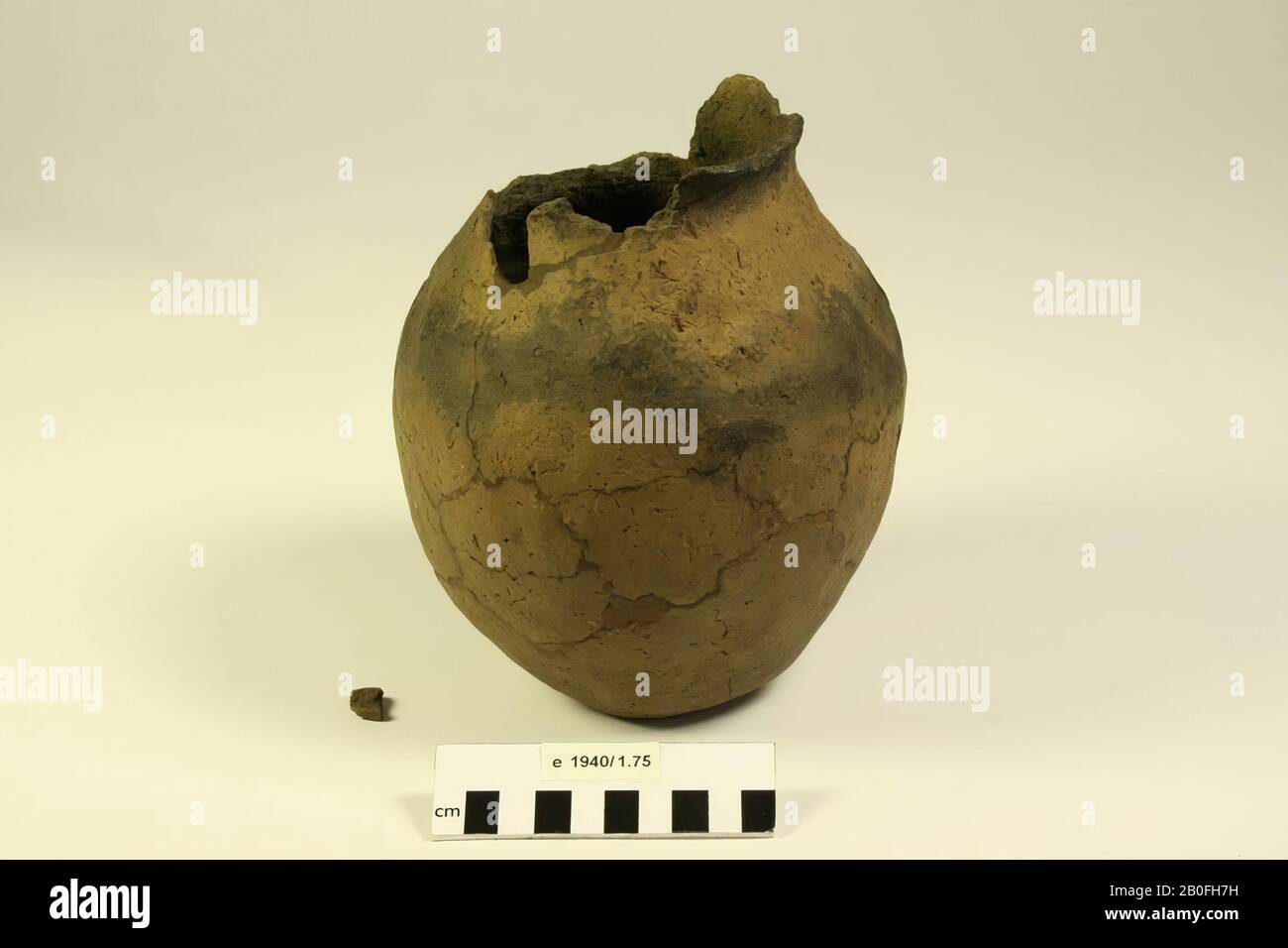 Vaso convesso con bordo. Bordo superiore è in gran parte mancante, vecchi incollaggi e aggiunte, 1 shard sciolto., Pot, terracotta (Frankish), h: 18,8 cm, diam: 15 cm, vmeb 600-700, Paesi Bassi, Gelderland, Harderwijk, Harderwijk Foto Stock