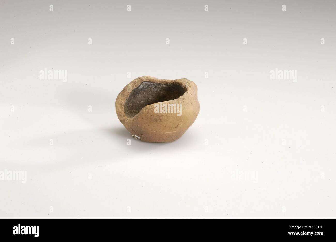 Lampada di terracotta rossa, lampada, terracotta, terra sigillata (imitazione), h: 3,8 cm, diam: 5,8 cm, vmeb 600-700 d.C., Paesi Bassi, Gelderland, Putten, Putten Foto Stock