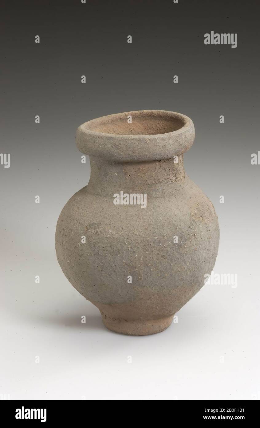 Ear pot di ceramica importati giradischi. Orecchio rotto. Holwerda O.M. IX pag. 97: F21, fig. 17., vaso, vaso auricolare, terracotta (Frankish), h: 14,7 cm, diam: 10,8 cm, lmeb 500-700 d.C., Paesi Bassi, Gelderland, Wageningen, Wageningen Foto Stock