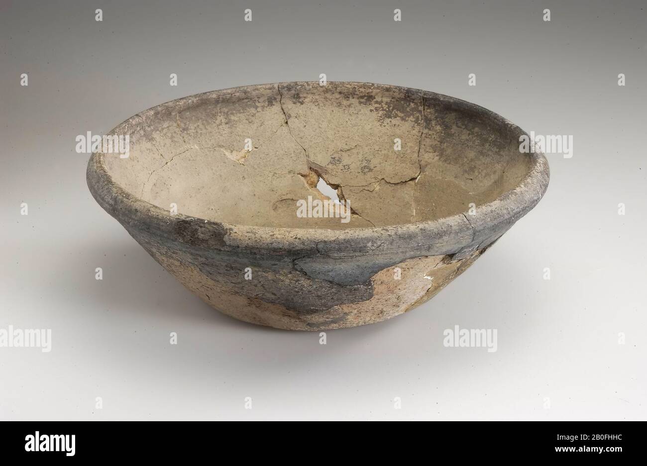 Piatto di ceramica giradischi con pareti ruvide. Wsch. Holwerda O.M. IX P.97, V32 (dalla fossa di sepoltura XXI) fig. 17. Vecchio bonding e riempimento, buco nel muro, piatto, terracotta, giradischi (pareti ruvide) (Frankish), h: 7,5 cm, diam: 22,5 cm, vmeb 400-700 ad, i Paesi Bassi, Gelderland, Wageningen, Wageningen Foto Stock