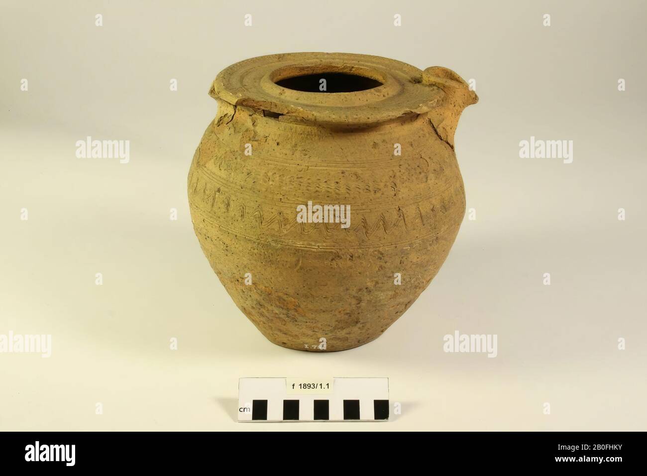 Paesi Bassi Medioevo, vaso di lancio, ceramica, Frankish, h, 20,2 cm, diam, 21,5 cm, con beccuccio, vmeb 600-700, Paesi Bassi, Utrecht, Rhenen, Rhenen, Laarse Berg, a nord del, Heimenberg Foto Stock