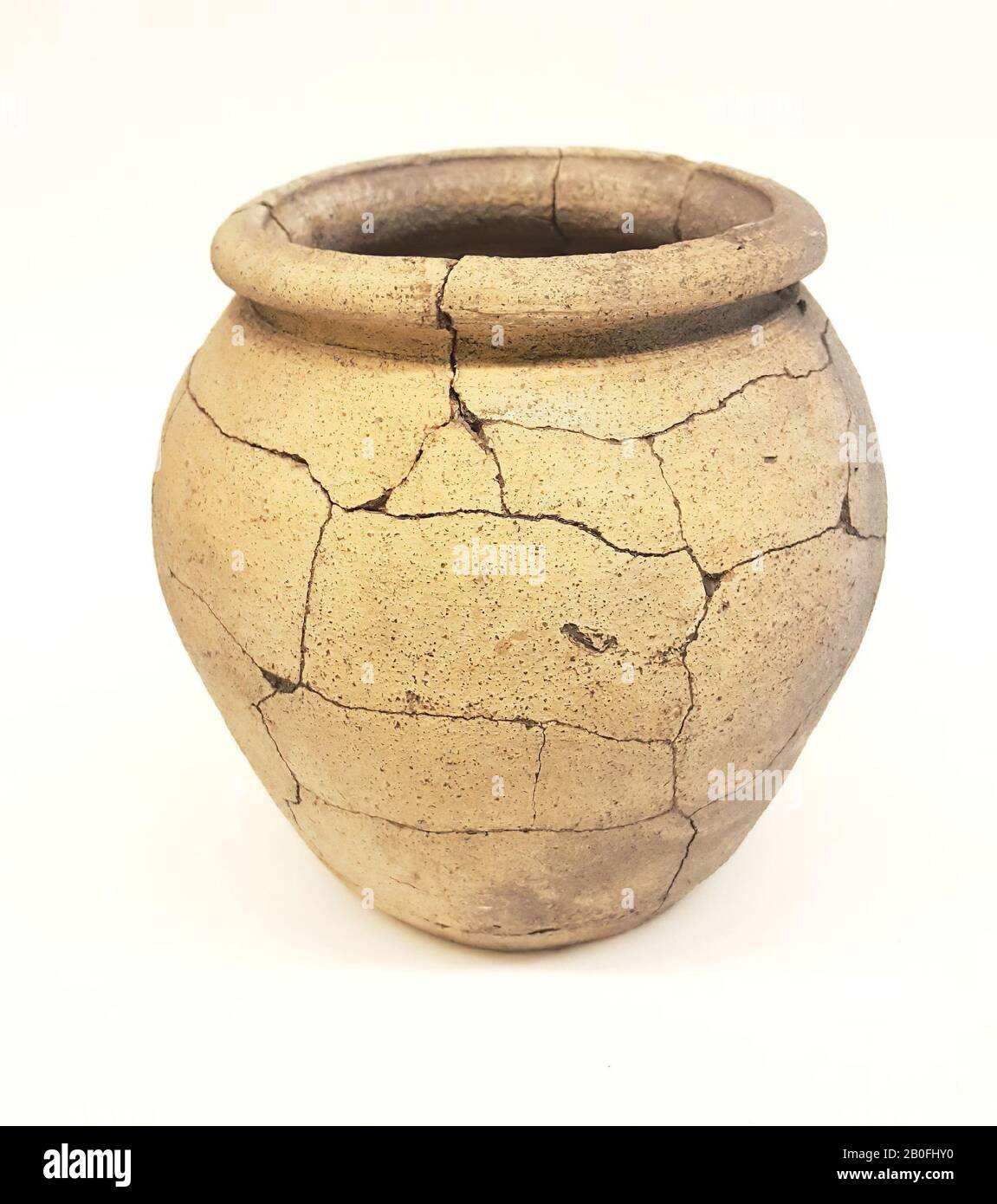 Pentola a botte, pareti irregolari, terracotta (Frankish, Mayen), 16,9 x 13,2 cm, vmeb 600-700, Olanda del Sud, Katwijk, Rijnsburg, cimitero Foto Stock