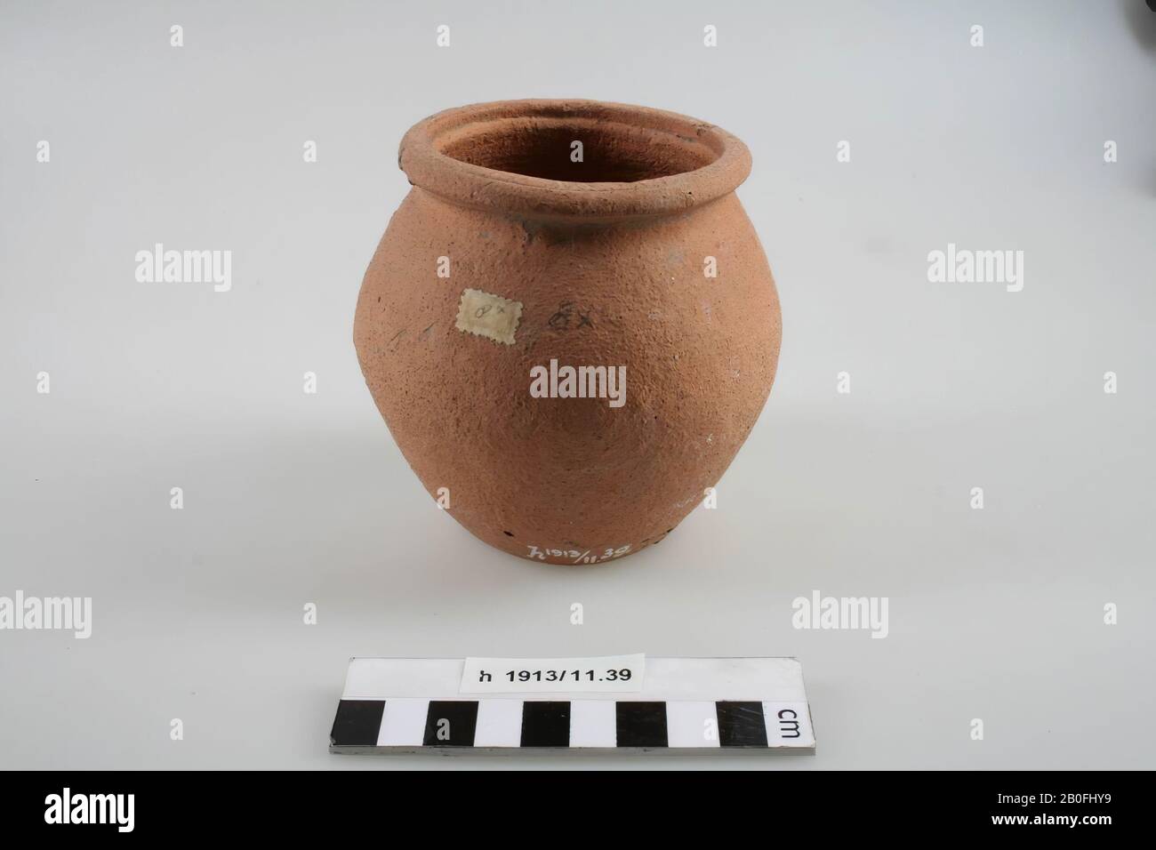 Bulbo vaso di terracotta rossa, ruvida. Fresco, pentola, terracotta (Frankish, Mayen), h: 10.5 cm, diam: 10.7 cm, vmeb 600-700, Olanda del Sud, Katwijk, Rijnsburg, cimitero Foto Stock