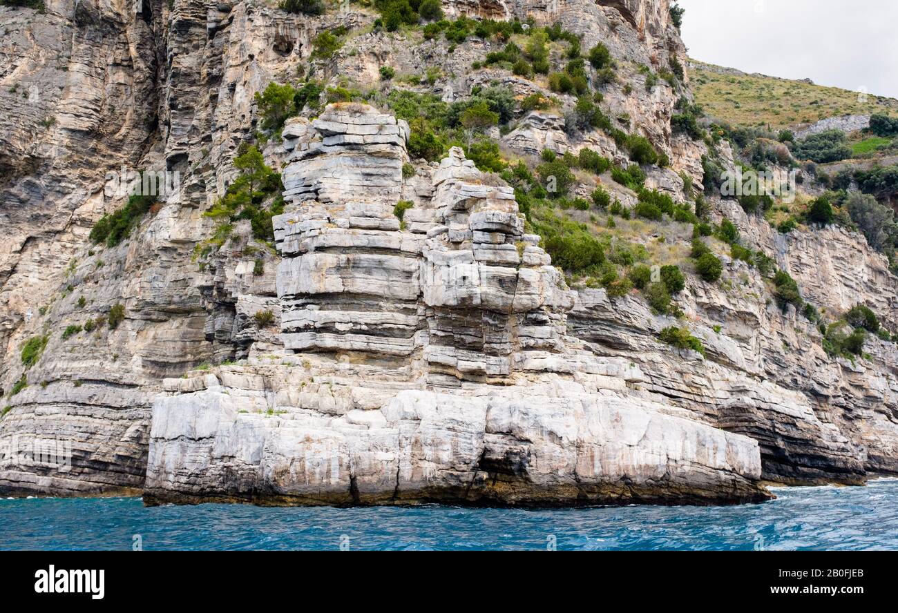 Scogliere rocciose su un pomeriggio coperto, sulla Costiera Amalfitana, Italia Foto Stock