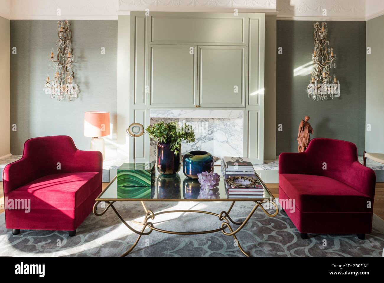 Poltrone su misura in velluto rosso Foto Stock