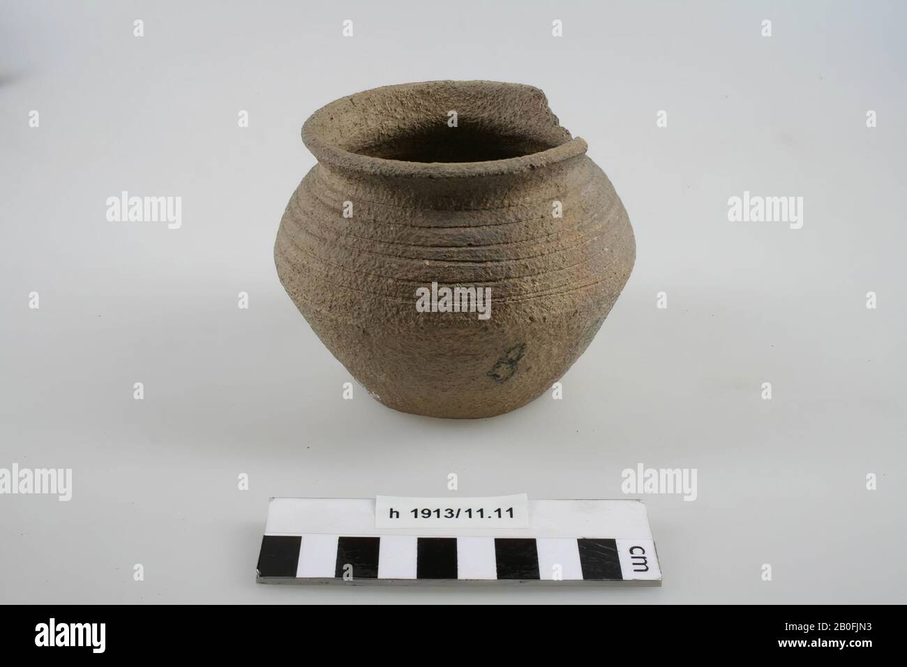 Sfera, piegatura a parete ruvida con scanalature orizzontali sulla spalla. Manca un pezzo del bordo. Contiene residui di cremazione, vaso Di Nodding, terracotta (Frankish, Mayen), h: 8,8 cm, diam: 10,7 cm, vmeb 600-700, Paesi Bassi, Olanda meridionale, Katwijk, Rijnsburg, cimitero Foto Stock