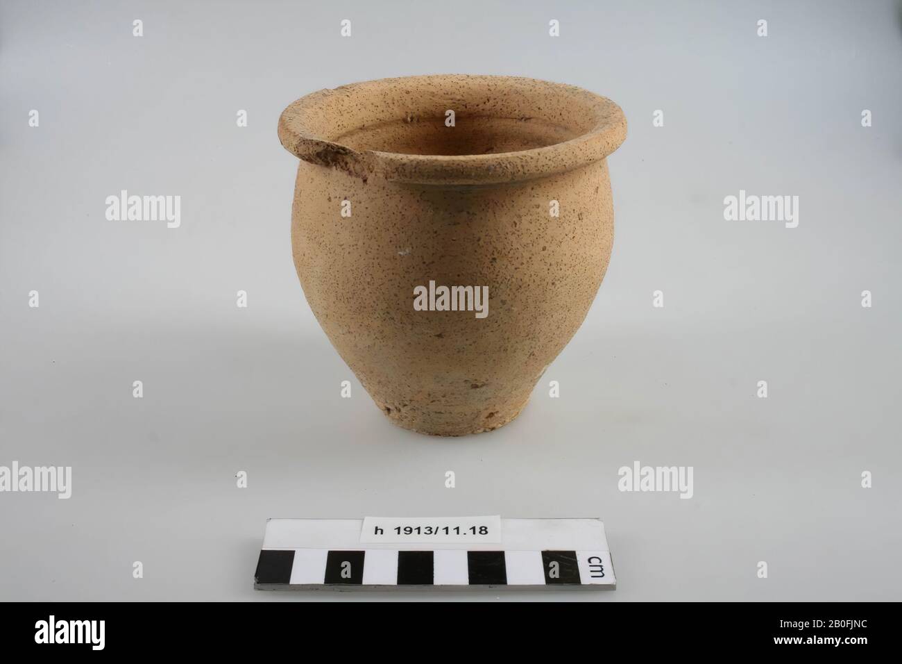 Pentola di cottura a pareti crude. Frammento dal bordo mancante, foro in basso. Contiene residui cremati, pentola da cucina, terracotta (Frankish), h: 11,1 cm, diam: 11,5 cm, vmeb 600-700, Olanda del Sud, Katwijk, Rijnsburg, cimitero Foto Stock