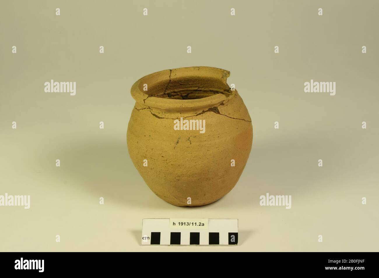 Pentola a forma di uovo con fondo piatto. Vecchio incollaggio e piccole aggiunte, parte del bordo mancante. Contiene residui cremati, pentola da cucina, terracotta (Frankish, Mayen), h: 13,4 cm, diam: 13,5 cm, vmeb 600-700, Paesi Bassi, Olanda meridionale, Katwijk, Rijnsburg Foto Stock