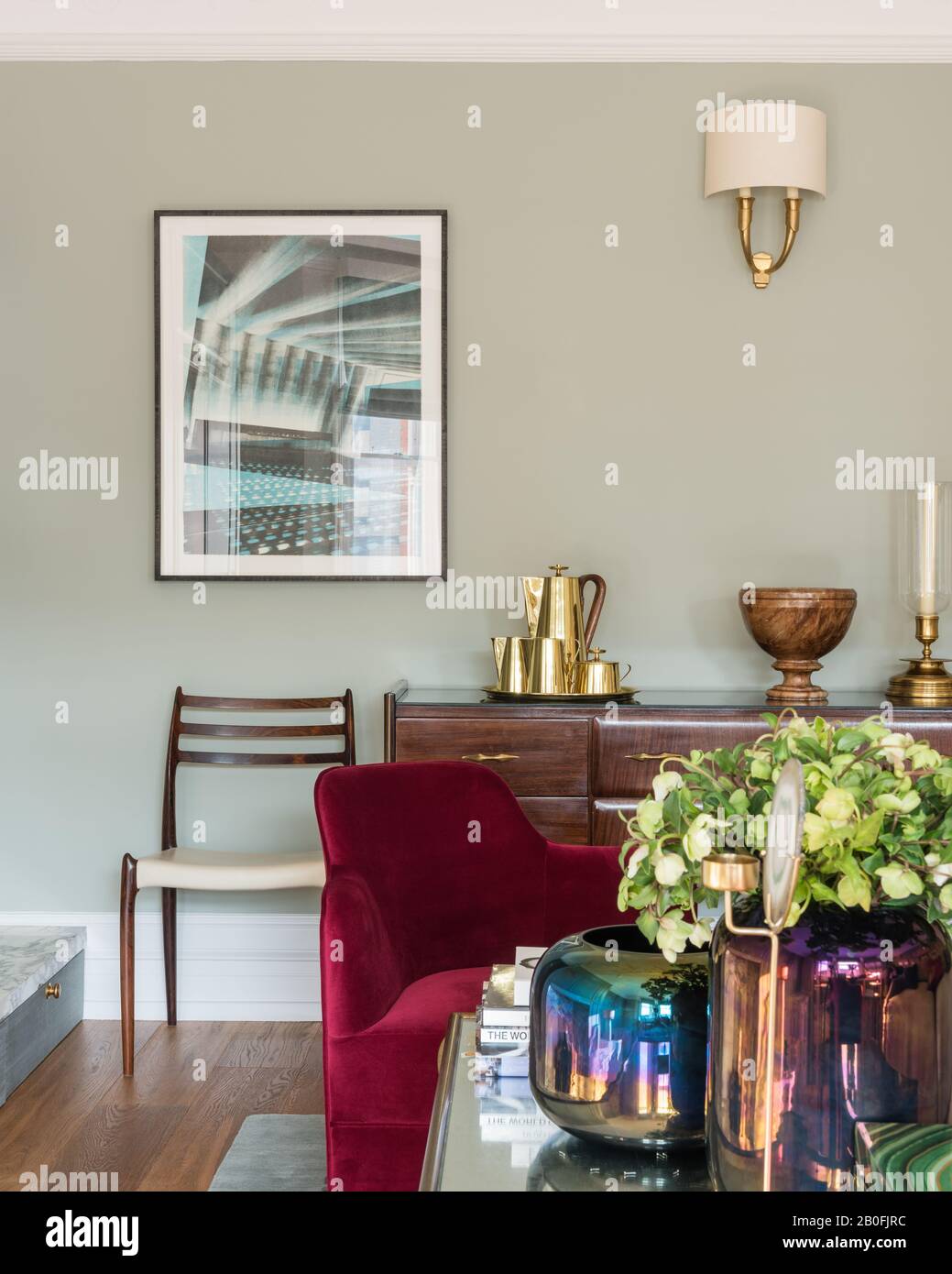 Mix di pezzi vintage e contemporanei, sideboard Yoko e poltrona su misura in velluto rosso Foto Stock