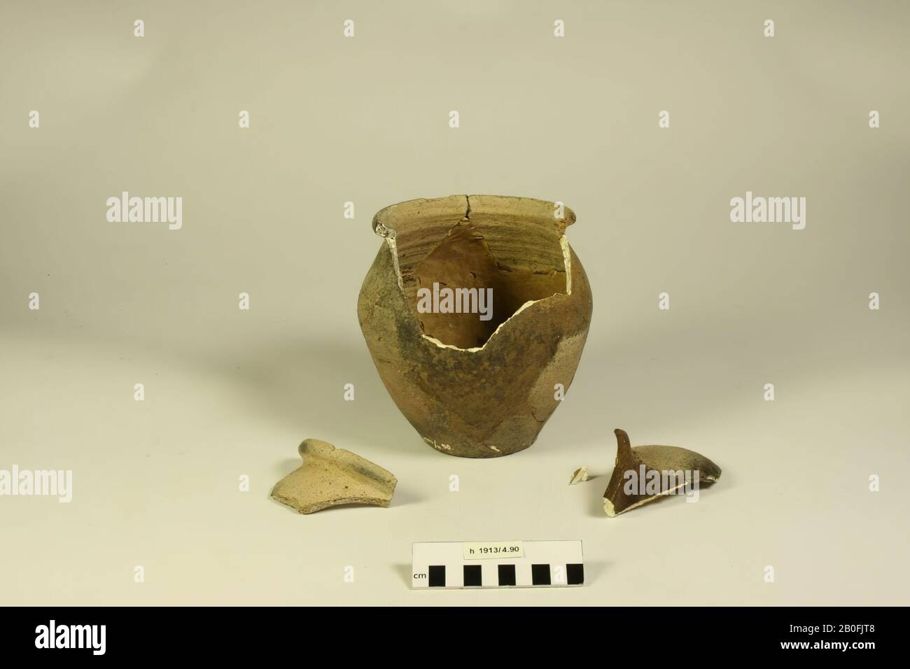 Vaso di uovo crudo-murato. Parte della parte superiore manca, incollaggio e aggiunte, 2 frammenti separati, 1 dei quali è anche incollato., vaso d'uovo, terracotta (Frankish, Mayen), h: 17,2 cm, diam: 17 cm, vmeb 600-700, Paesi Bassi, Sud-Olanda, Katwijk, Rijnsburg Foto Stock