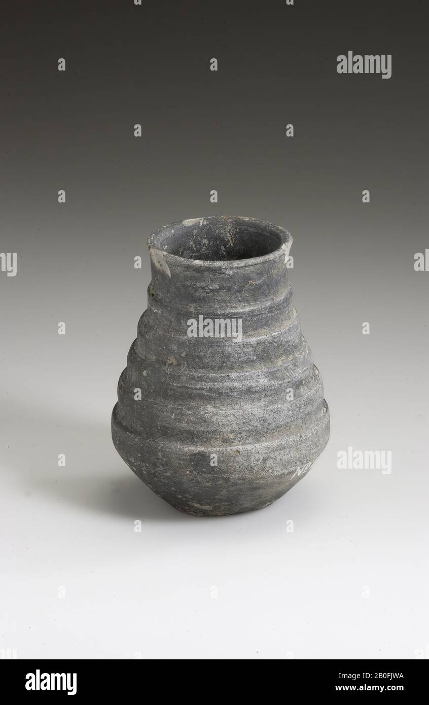 Frankish urna di modello sottile, insolito, terra grigia. Scheggia dal bordo, 2 danni alla superficie. Contiene residui cremati, coppa, urna, terracotta (Frankish), h: 11 cm, diam: 9,5 cm, vmeb 600-700 d.C., Olanda meridionale, Katwijk, Rijnsburg, cimitero Foto Stock