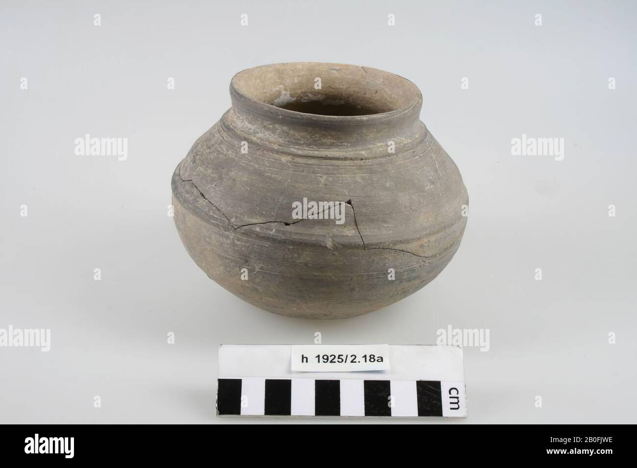 Vaso sferico con fondo piatto, ceramica lucidata, decorato con creste. Incollaggio, piccola spaccatura nel collo. Contiene residui cremati, Pot, terracotta (Frankish, Mayen), h: 11 cm, diam: 14,2 cm, vmeb 600-700, Olanda del Sud, Katwijk, Rijnsburg, cimitero Foto Stock