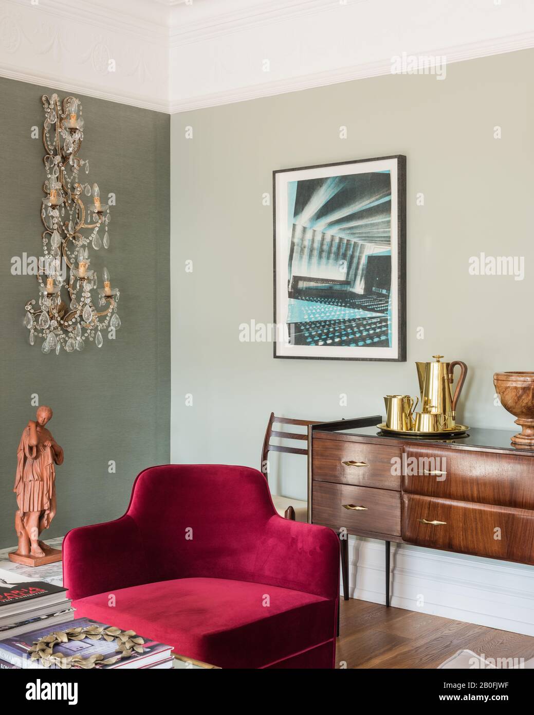 Mix di pezzi vintage e contemporanei, sideboard Yoko e poltrona su misura in velluto rosso Foto Stock