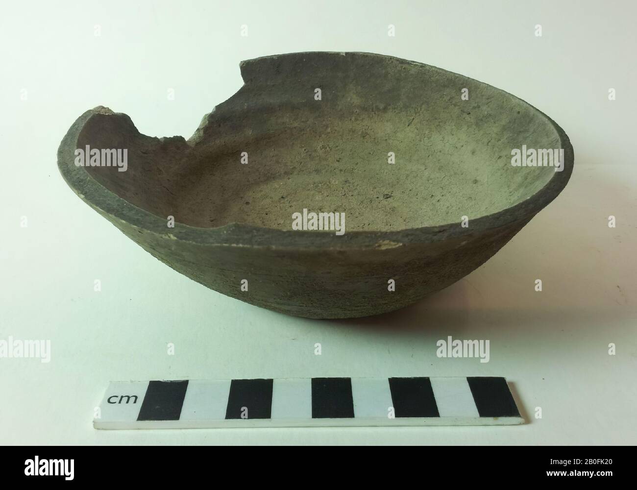 Parte inferiore del vaso di kink, terracotta (Frankish), altezza: 5,5 cm, vmeb 600-700, Paesi Bassi, Olanda del Sud, Westland, Mostro, campo di sepoltura: Trovare sciolto dalla riva sopra la tomba Foto Stock