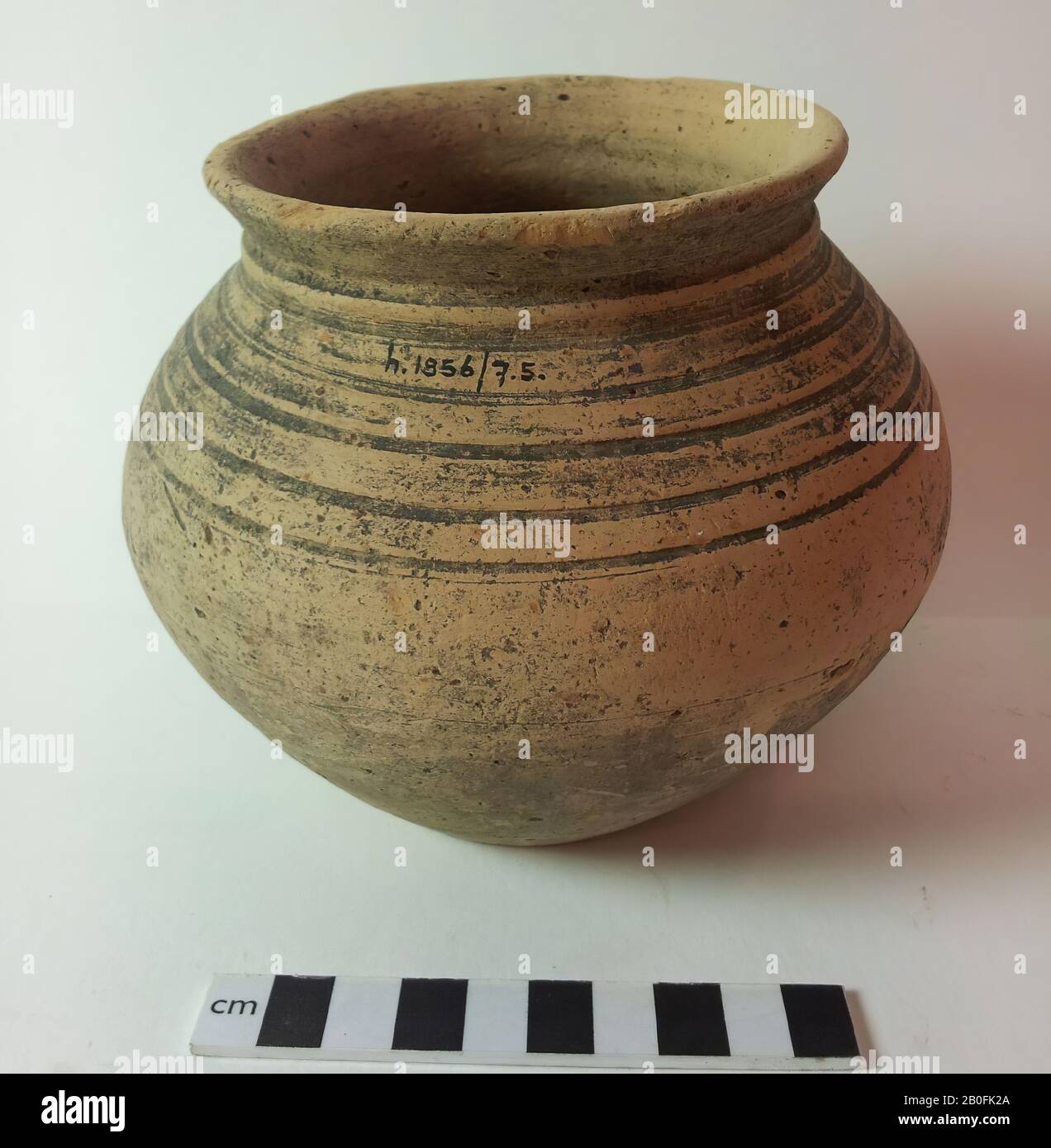 Decorazione di linea di scanalatura del POT del bulbo, terracotta (Frankish), altezza: 12.5 cm, vmeb 600-700, Olanda del sud, Westland, mostro, campo di sepoltura: Continuazione 9 Foto Stock