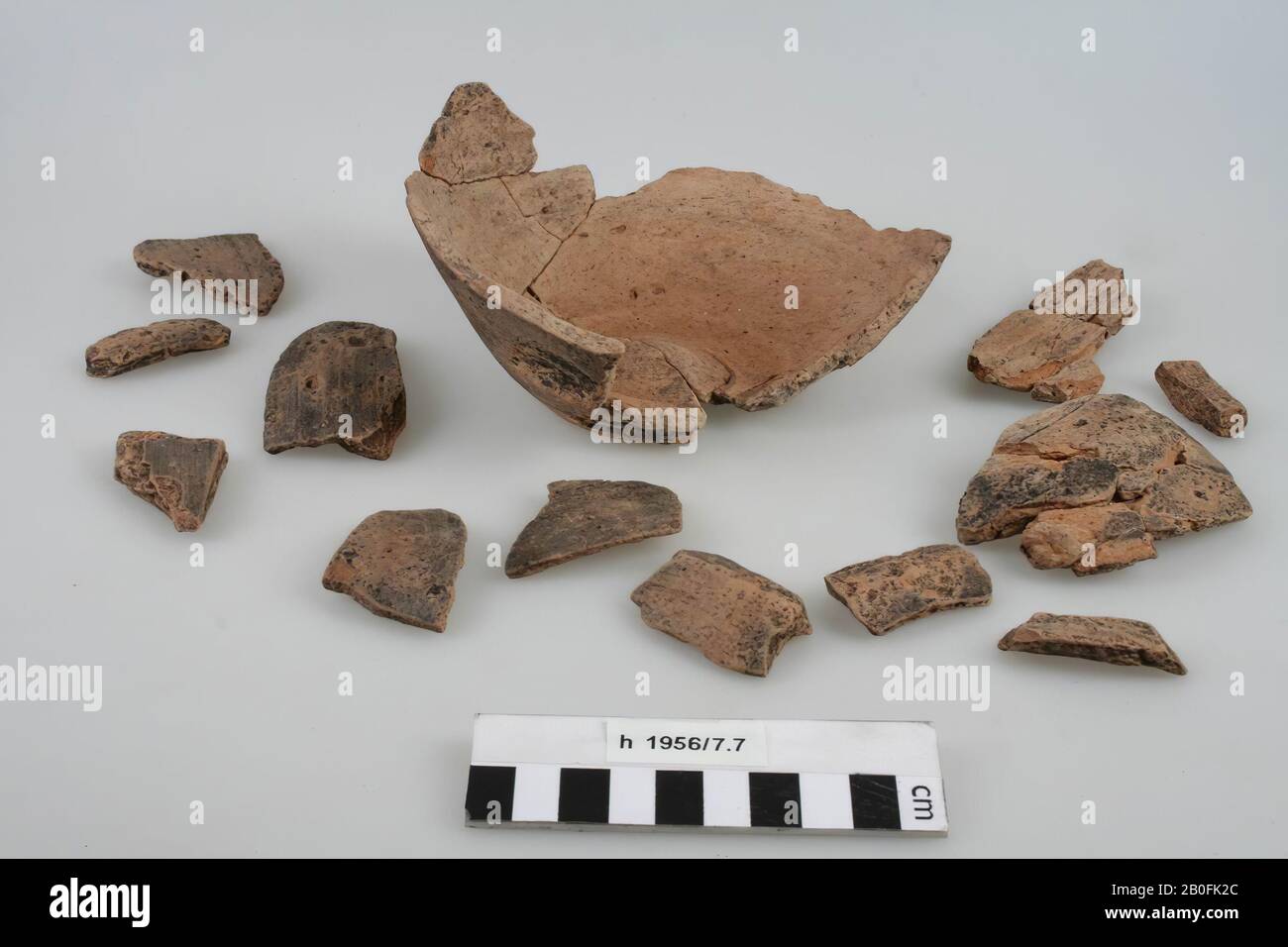 Paesi Bassi Medioevo, nod, ceramica, Franconia, h, 6,5 cm, diam, 14,7 cm, vmeb 600-700, Paesi Bassi, Olanda meridionale, Westland, mostro, sepoltura, sepoltura 11 Foto Stock