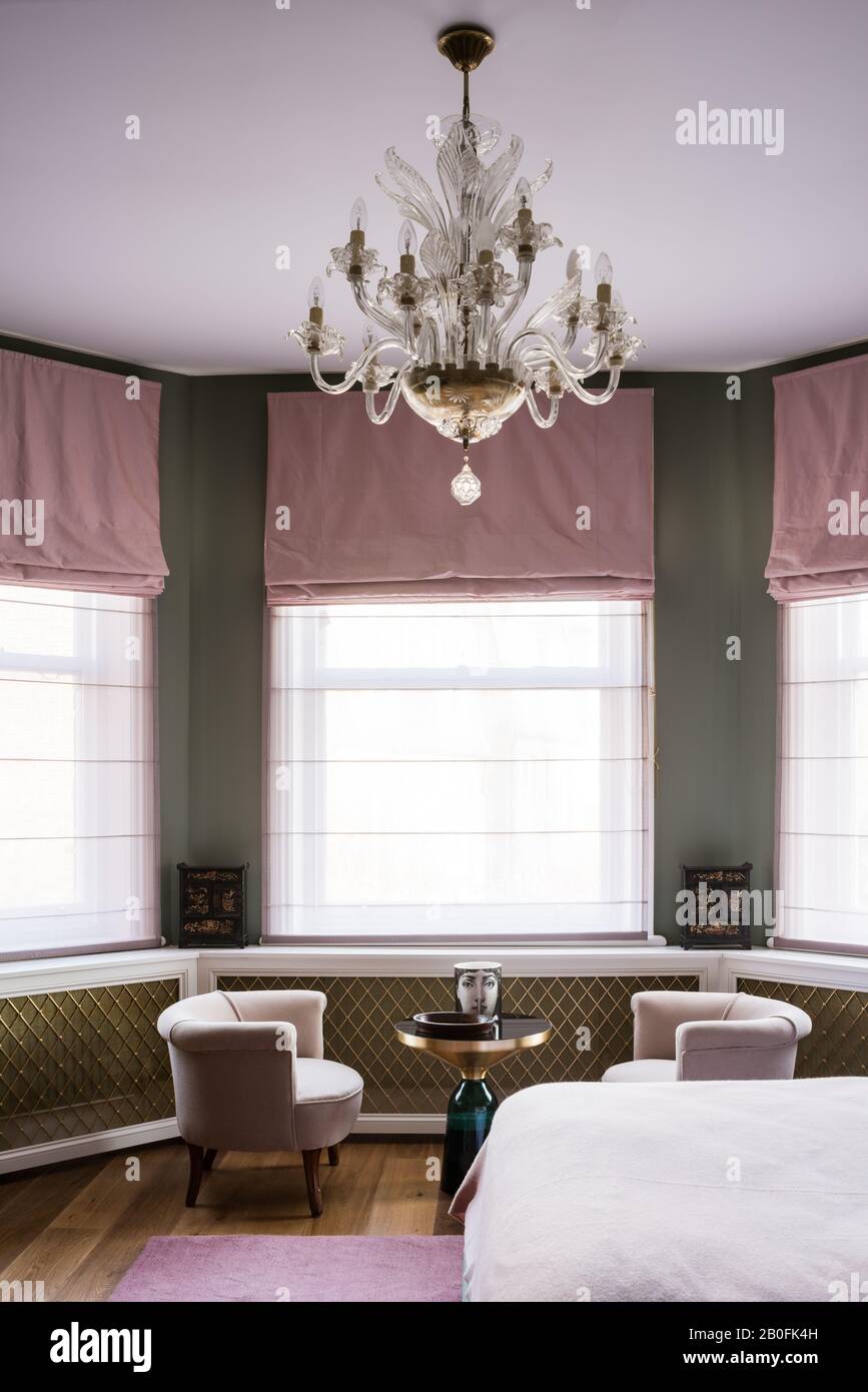 Lampadario sopra le sedie basse con tazza Fornasetti Foto Stock