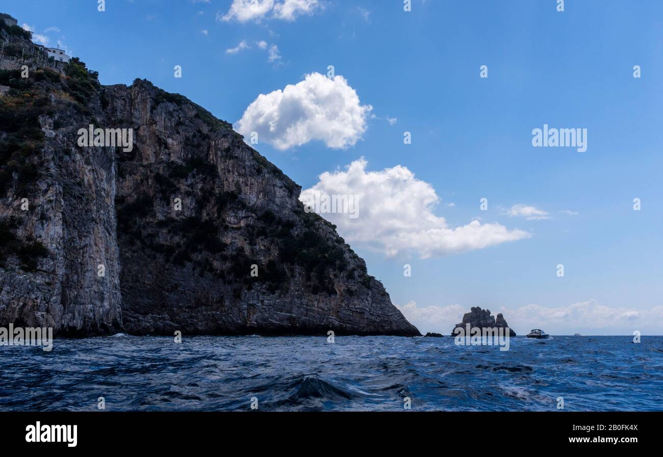 Cielo blu d'estate e nuvole sulle montagne e sul mare della Costiera Amalfitana, Italia Foto Stock