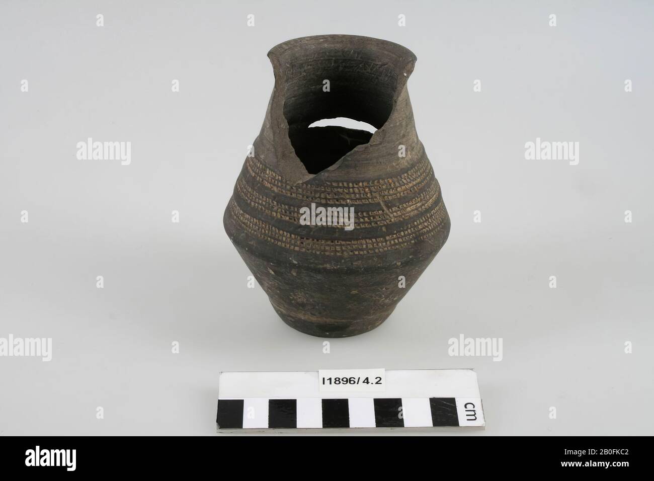 Paesi Bassi Medioevo, vasino, vaso d'arte, ceramica, giradischi, Frankish, h, 11.3 cm, diam, 8.5 cm, vmeb 600-700, Paesi Bassi, Limburgo, Maastricht, Maastricht Foto Stock