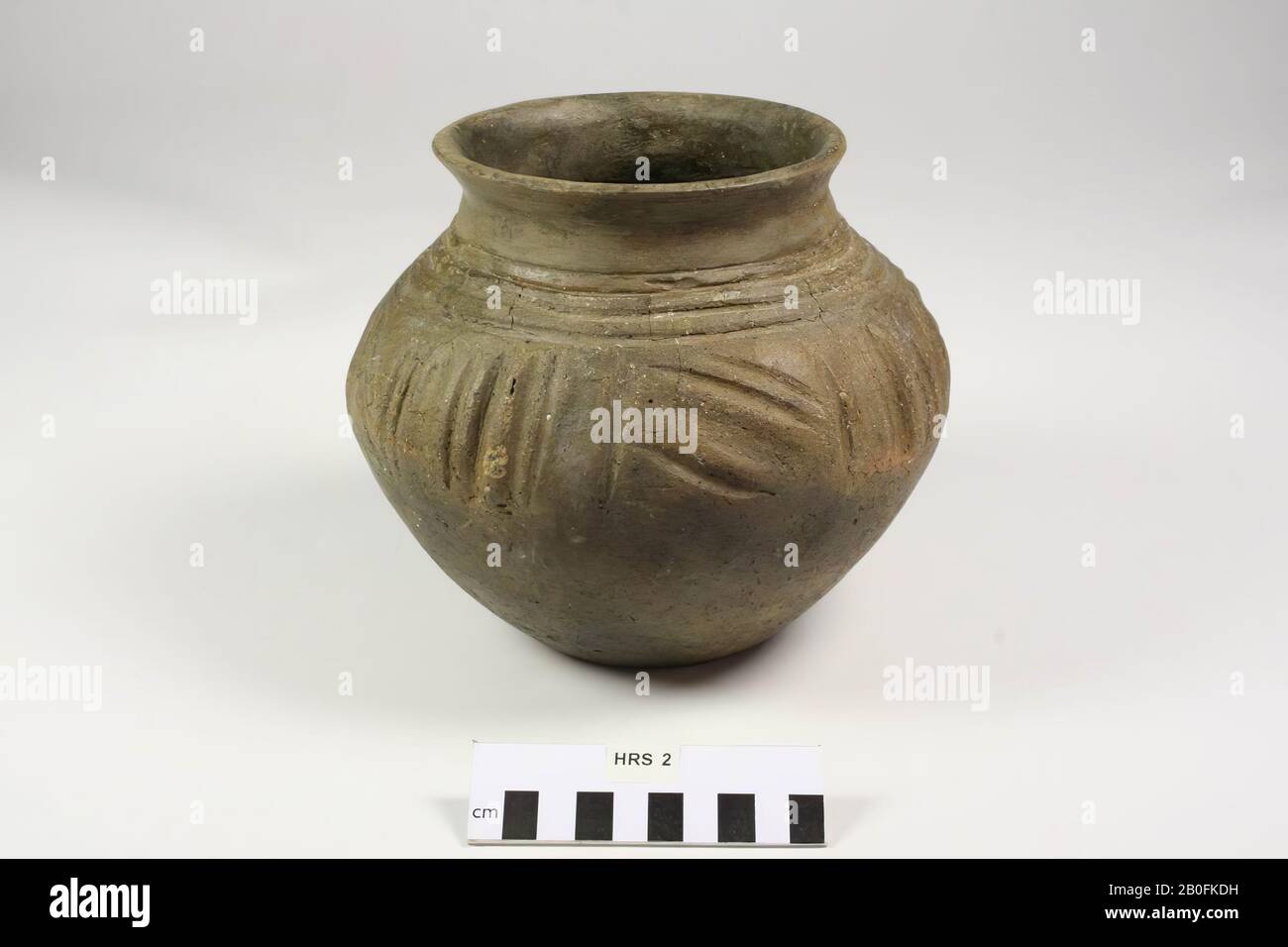 Paesi Bassi Medioevo, urna, terracotta, a forma di mano, sassone, h, 17,2 cm, diam, 19,7 cm, vmea 400-500, Paesi Bassi, Drenthe, Midden-Drenthe, Hooghalen, terra di sepoltura Foto Stock