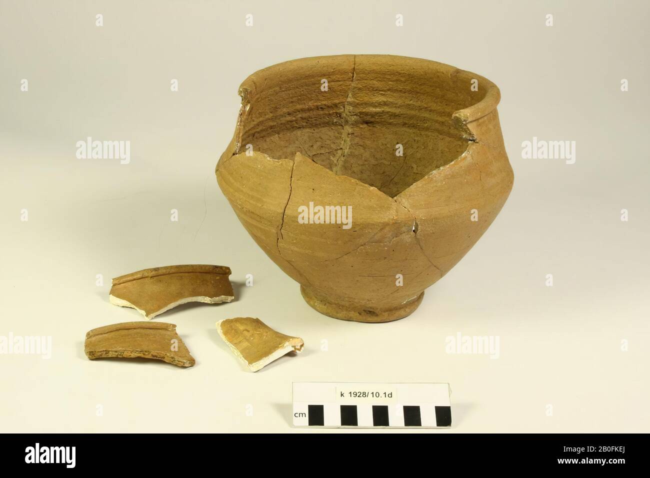 Alta pentola con piede verticale di terracotta dalle pareti lisce di colore rosso-marrone. Unstable Old bonding, 3 pezzi rotti dal bordo, pentola, terracotta (Frankish), h: 17 cm, diam: 22 cm, vmeb 600-700, Olanda, Brabante Nord, Bergeijk, Westerhoven, cimitero Foto Stock