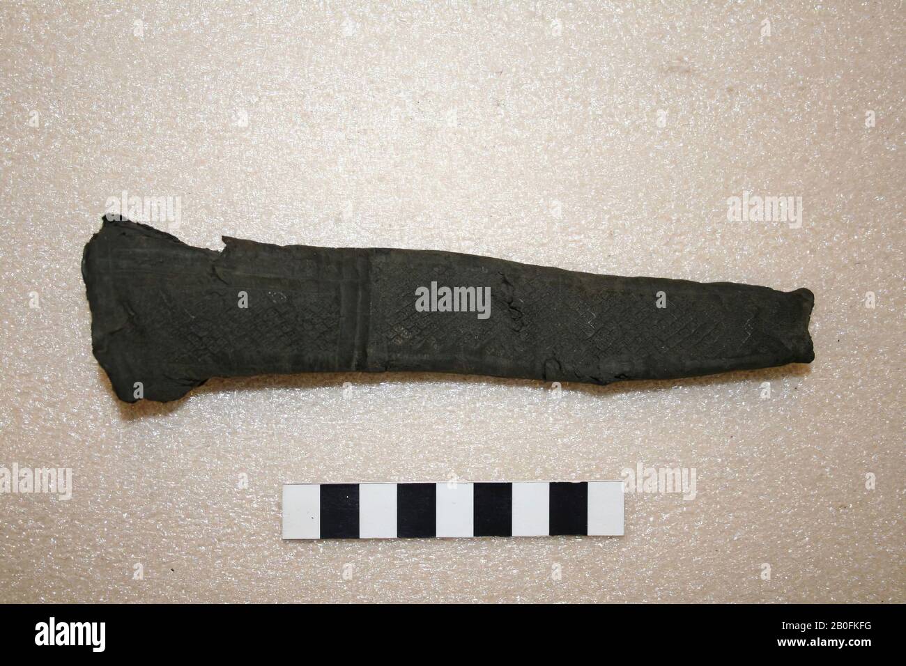 Paesi Bassi Medioevo, guaina, ornata con quattro diamanti passo, biologico, pelle, 17,5 x 4,5 cm, lmea, b 1100-1200, Paesi Bassi, Zelanda, Middelburg, Middelburg Foto Stock