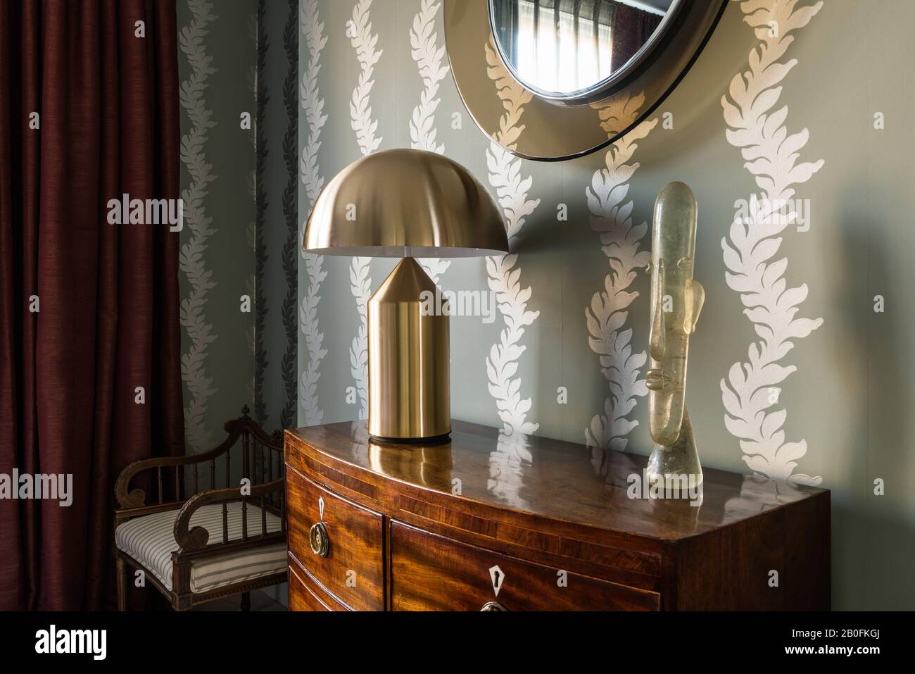 Testata africana e lampada in rame spazzolato su cassettiera in elegante stile antico Foto Stock