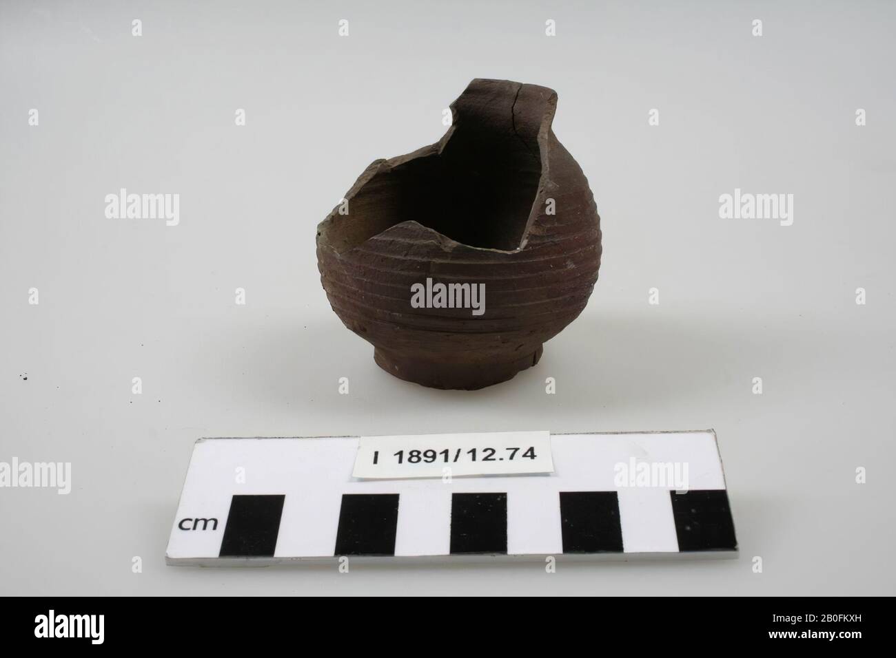 Coppa con anello di sostegno, collo e pancia della parte mancante. Spaccatura nel collo. Nuovo legame sul ventre, coppa, ceramica, protongres, altezza: 6,7 cm, lmeb 1225-1275, Olanda, Limburgo, Brunssum, Brunssum Foto Stock