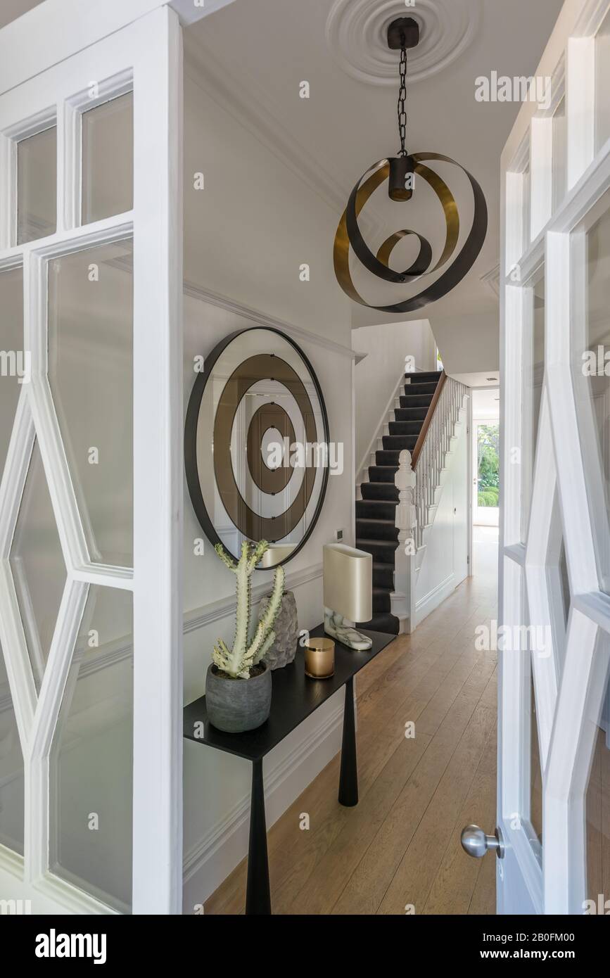 Arts & Crafts porte interne in vetro nel corridoio con soffitti alti. Foto Stock