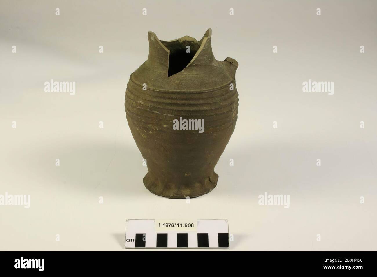 Il Proto-gres può essere utilizzato con curve rotazionali. Il collo e l'orecchio sono in gran parte scomposti, vecchi incollaggi, ceramica, proto-gres, h: 18,5 cm, diam: 12,5 cm, lme, Olanda, Limburgo, Maastricht, Maastricht Foto Stock