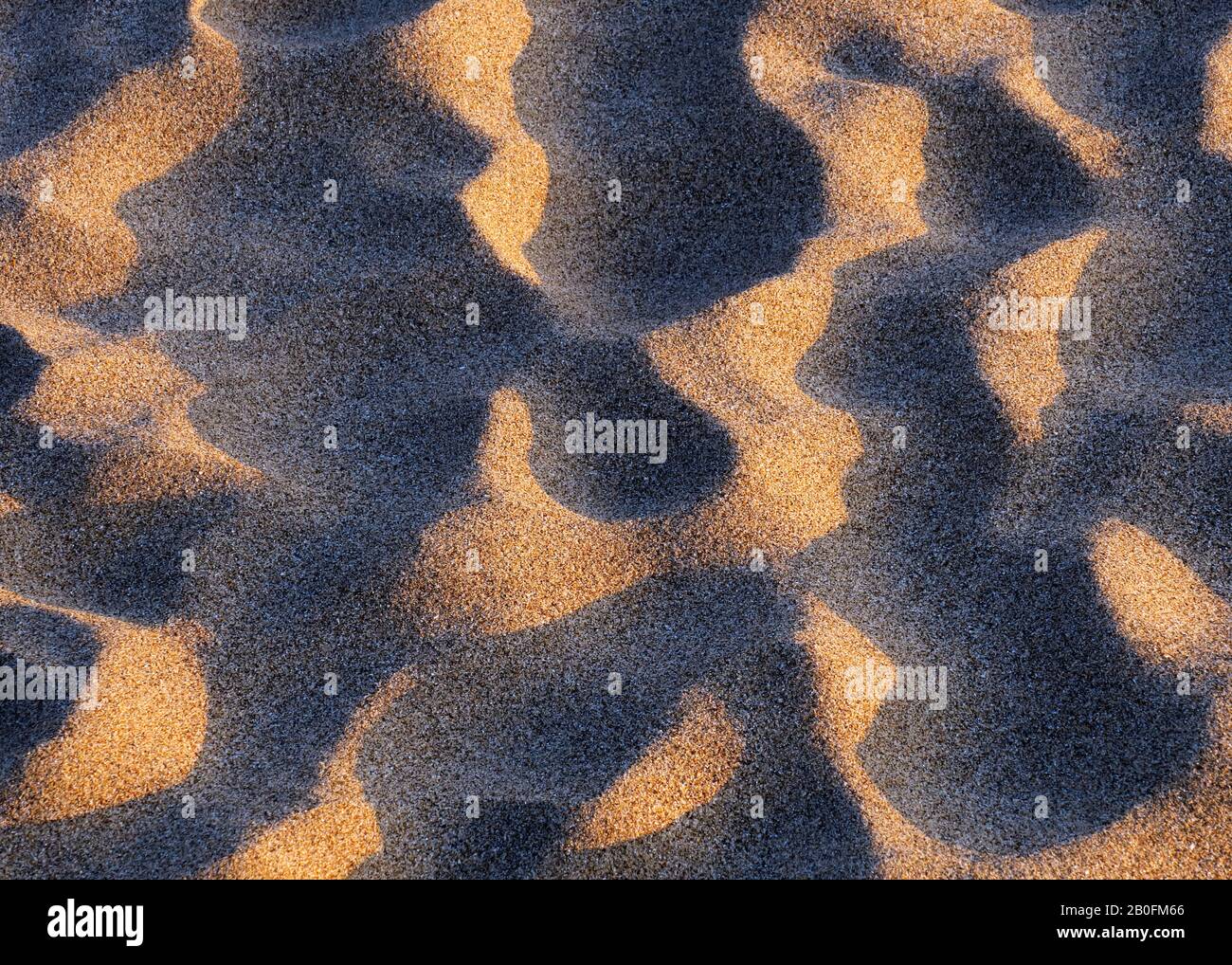 Abstract dettagliati schemi di marea in sabbia a bassa marea in Penbryn Beach in South West Wales UK Foto Stock