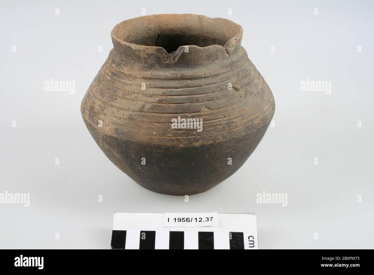 Paesi Bassi Medioevo, vaso di nod, ceramica, Franchi, h, 12,9 cm, diam, 14,7 cm, vmeb 600-700, Paesi Bassi, Limburg, Meerssen, Rotem, tomba 33 Foto Stock