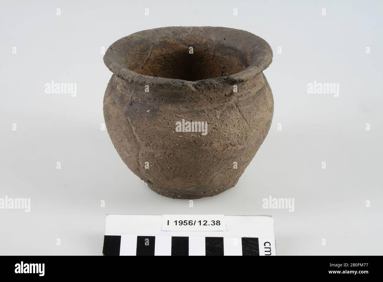 Vaso grigio-marrone con pareti ruvide. Vecchi legami e aggiunte, patatine dal bordo, vaso, ceramica (Frankish), h: 9.8 cm, diam: 11.3 cm, vmeb 600-700, Paesi Bassi, Limburg, Meerssen, Rothem, tra grave 33 e grave 34 Foto Stock