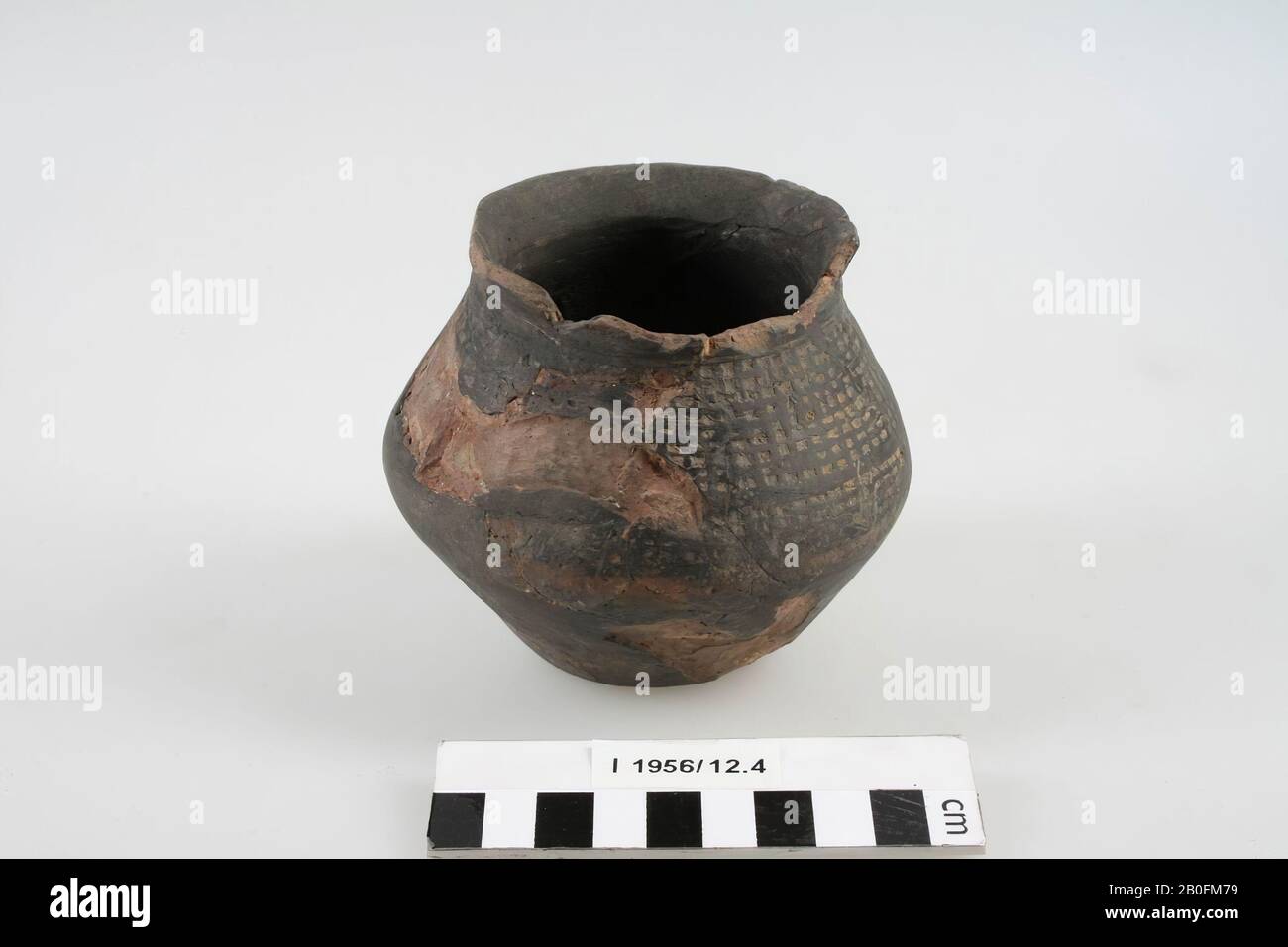 Knikpot con decorazione a rullo. Parte del bordo manca, la superficie è danneggiata e restaurata., vaso pieghevole, terracotta (Frankish), h: 9.6 cm, diam: 11.2 cm, vmeb 600-700, Olanda, Limburg, Meerssen, Rotem, grave 2 Foto Stock