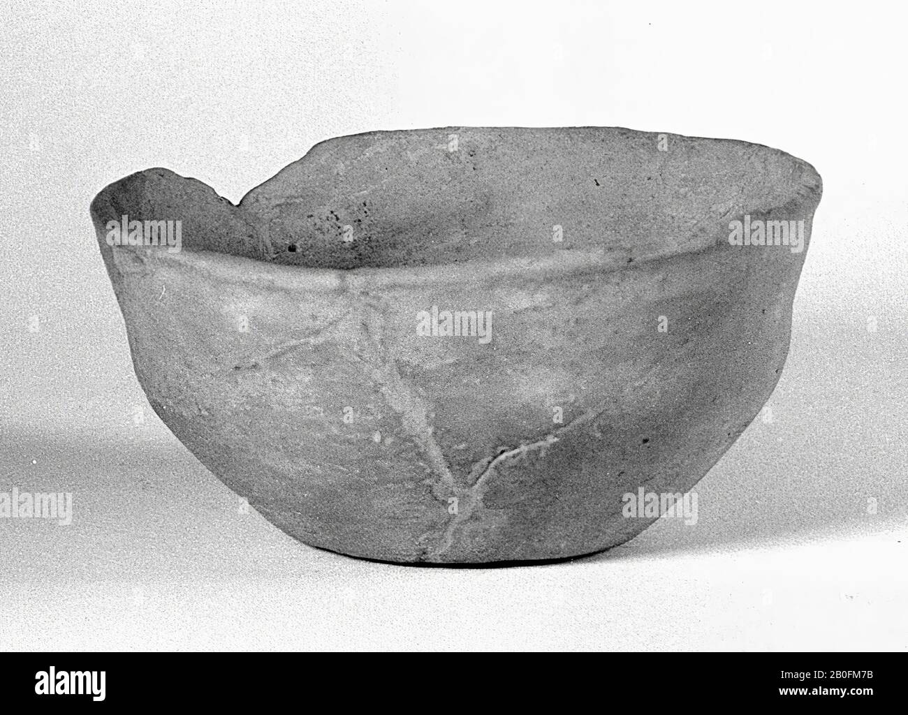 Vassoio di terracotta molto cotta e rossastra. Vecchi incollaggi e aggiunte., ciotola, terracotta (Frankish), h: 7,4 cm, diam: 14,7 cm, vmeb 600-700, Paesi Bassi, Limburg, Meerssen, Roloro, Holstraat, tra tomba 33 e tomba 34 Foto Stock