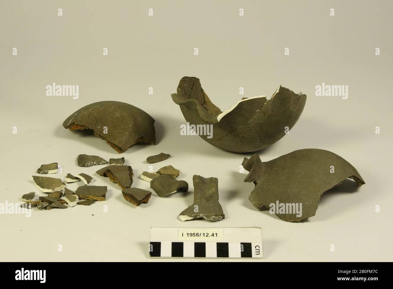 Bolle può essere fatto con la bocca a forma di cloverleaf. Vecchi legami e aggiunte, che hanno rilasciato di nuovo: Molti frammenti sciolti., Can, ceramica (Mayen), h: 14,9 cm, diam: 14 cm, vmeb 600-700, Paesi Bassi, Limburg, Meerssen, Roloro, grave 35 Foto Stock