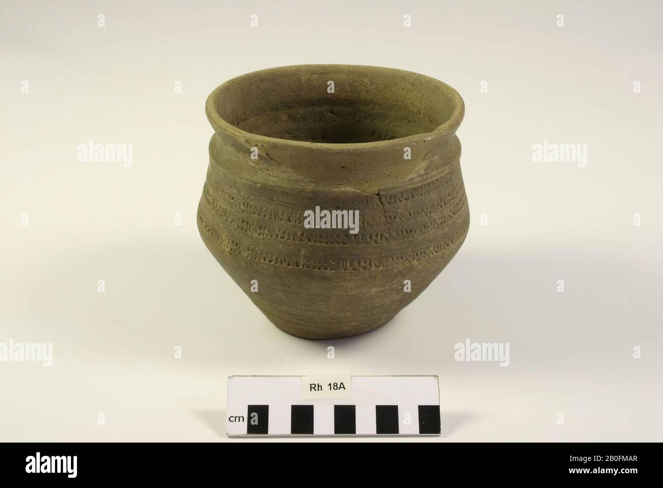 Knikpot di terracotta Frankish dalle pareti lisce con decorazione a radstempel. Descrizione dettagliata su trova mappa Rhenen (J. Ypey). Inoltre, alcune crepe verticali, una delle quali corre al fondo., Kink, ceramica (parete liscia) (Frankish), h: 12.4 cm, diam: 13.8 cm, vmeb 550-600, Olanda, Utrecht, Rhenen, Rhenen, grave 18 Foto Stock Knikpot di terracotta Frankish dalle pareti lisce con decorazione a radstempel. Descrizione dettagliata su trova mappa Rhenen (J. Ypey). Inoltre, alcune crepe verticali, una delle quali corre al fondo., Kink, ceramica (parete liscia) (Frankish), h: 12.4 cm, diam: 13.8 cm, vmeb 550-600, Olanda, Utrecht, Rhenen, Rhenen, grave 18 Foto Stock