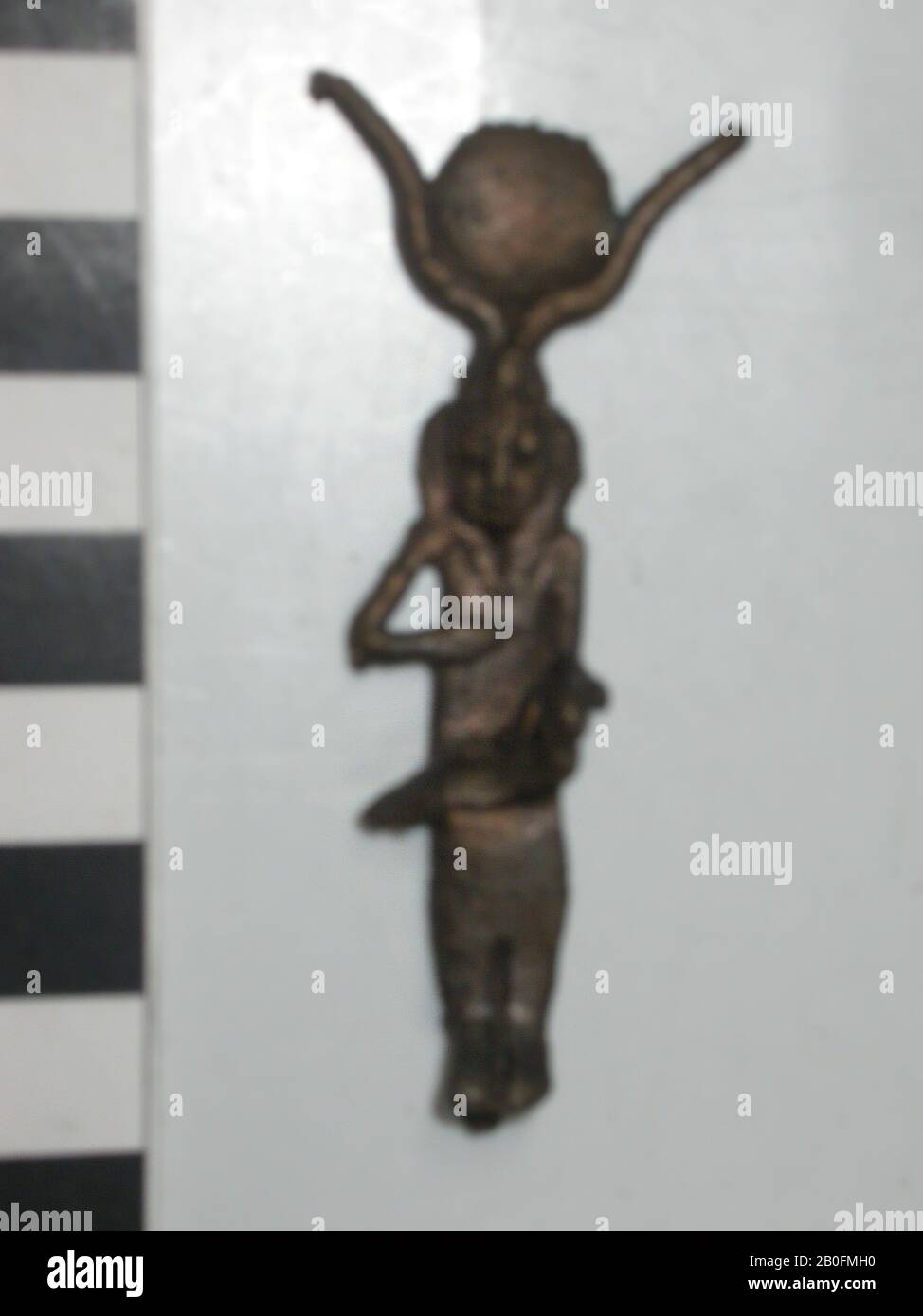 Statua, Iside, Horuskind, corno, disco solare, campana della gioventù, bronzo, dea, bronzo, lunghezza: 7 cm, periodo tardo, periodo Saiziano, Egitto Foto Stock