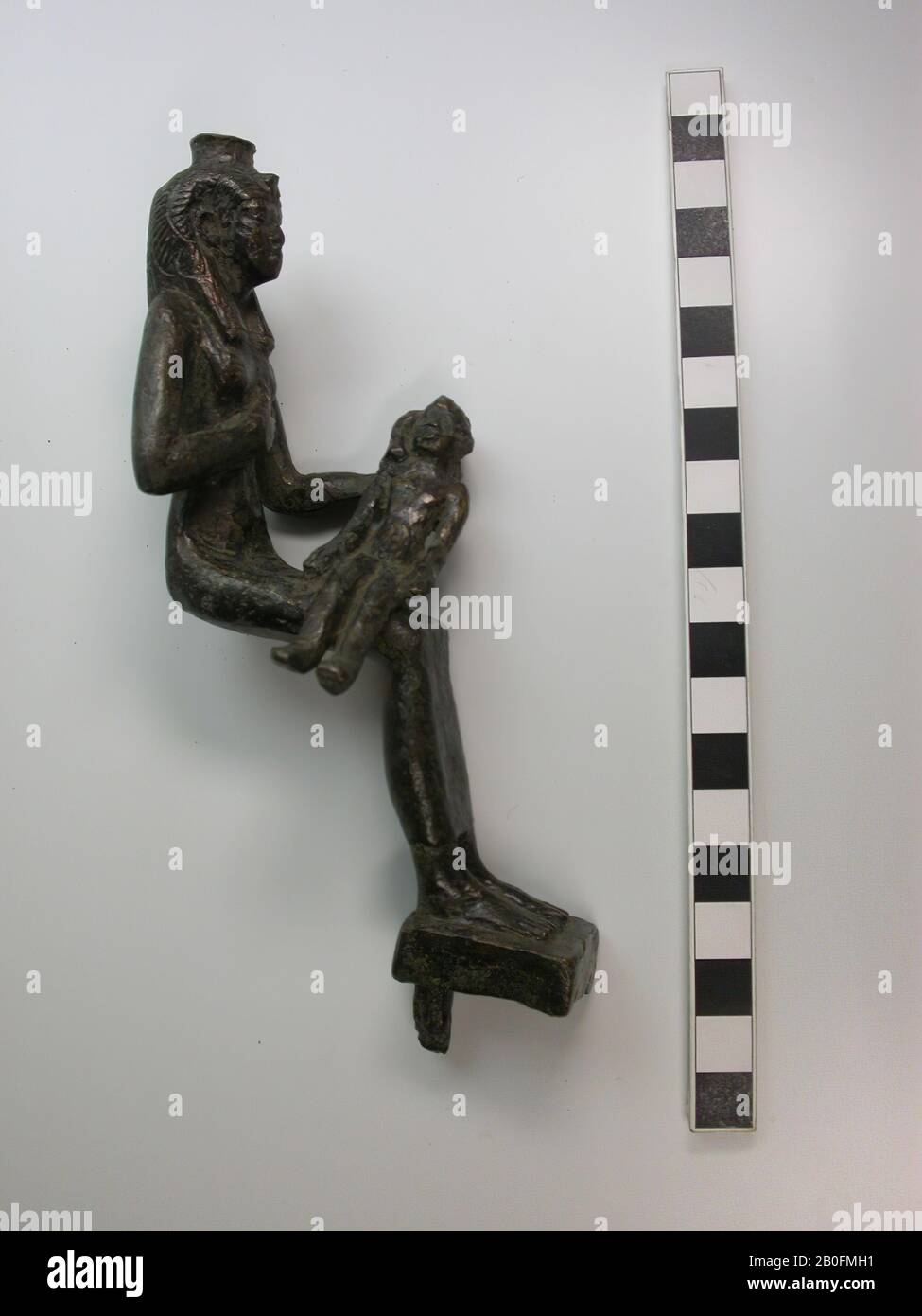 Statua, Iside, Horuskind, campana della gioventù, uraeus, bronzo, dea, bronzo, lunghezza: 16 cm, tardo Periodo, periodo Saitiano, Egitto Foto Stock