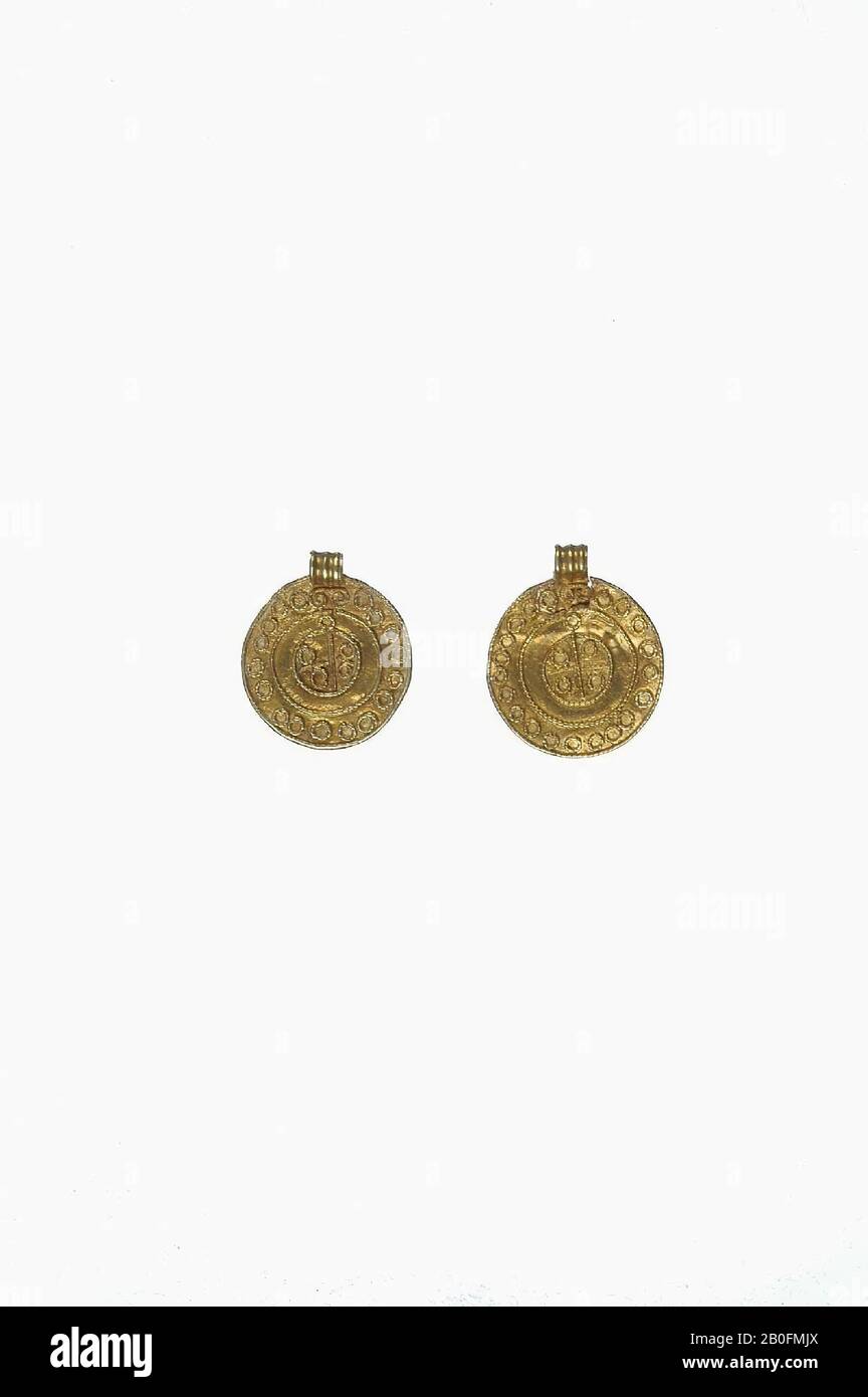 Pendenti (2x), con lavori filigree in cerchio, metallo, oro, vmeb 600-700, Paesi Bassi, Utrecht, Rhenen, Rhenen, grave 85 Foto Stock